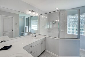Ducha y bañera combinadas, secador de pelo, bidé y toallas