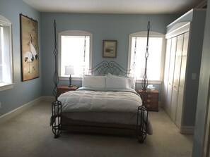 3 bedrooms, WiFi, bed sheets - Historic Bakery House on Great Diamond Island with Lots of Charm (Portland)