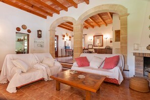 TV - Beautiful villa in the Pollensa countryside with private pool and bbq. (Pollensa)