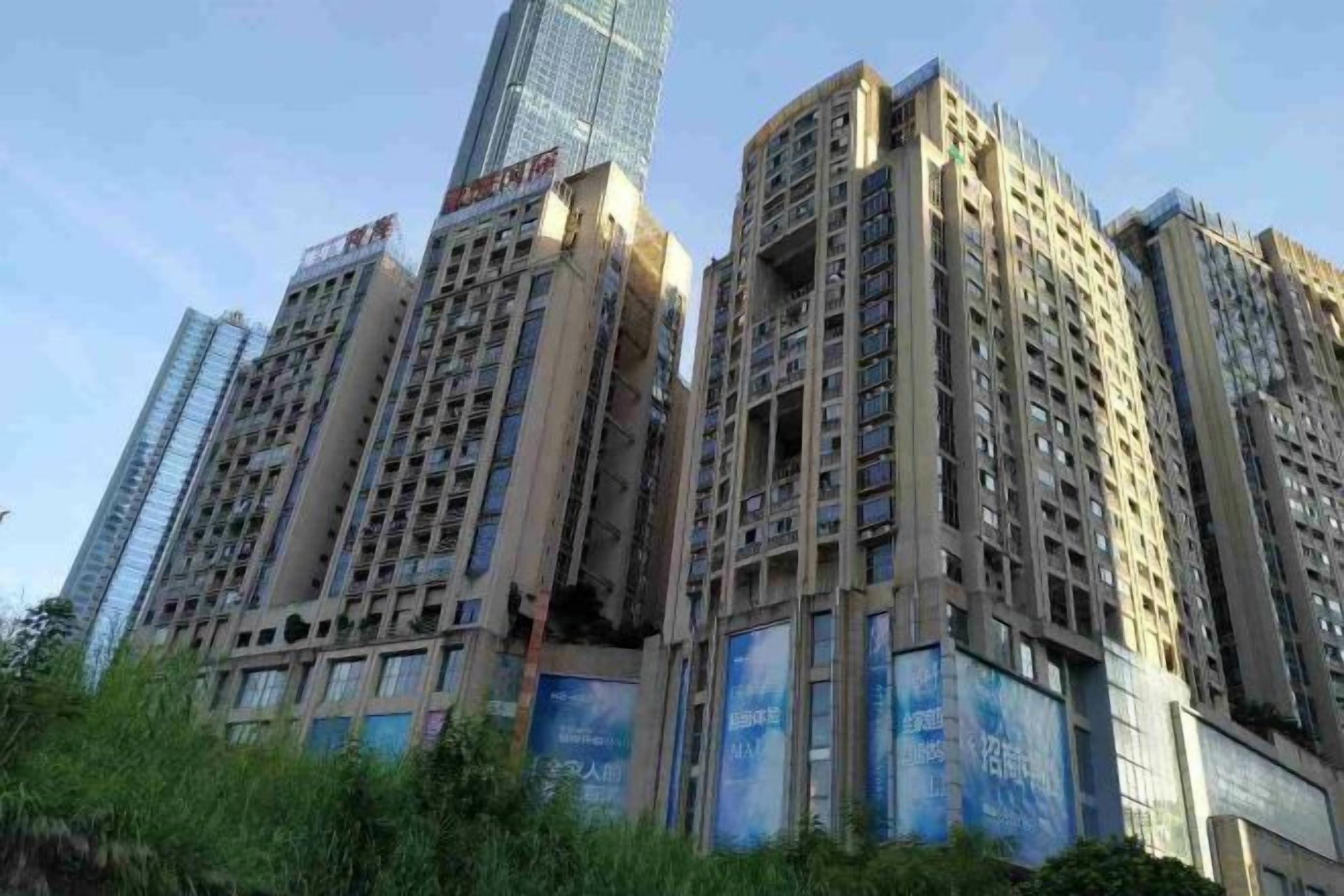Un edificio alto con varios pisos, ventanas amplias y una fachada de vidrio destacada.