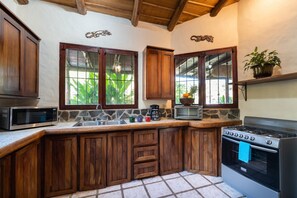 Full-sized fridge, microwave, oven, stovetop - Casa Linda w/ Private Pool & BBQ Grill. Sleeps 8 (Provincia de Puntarenas)