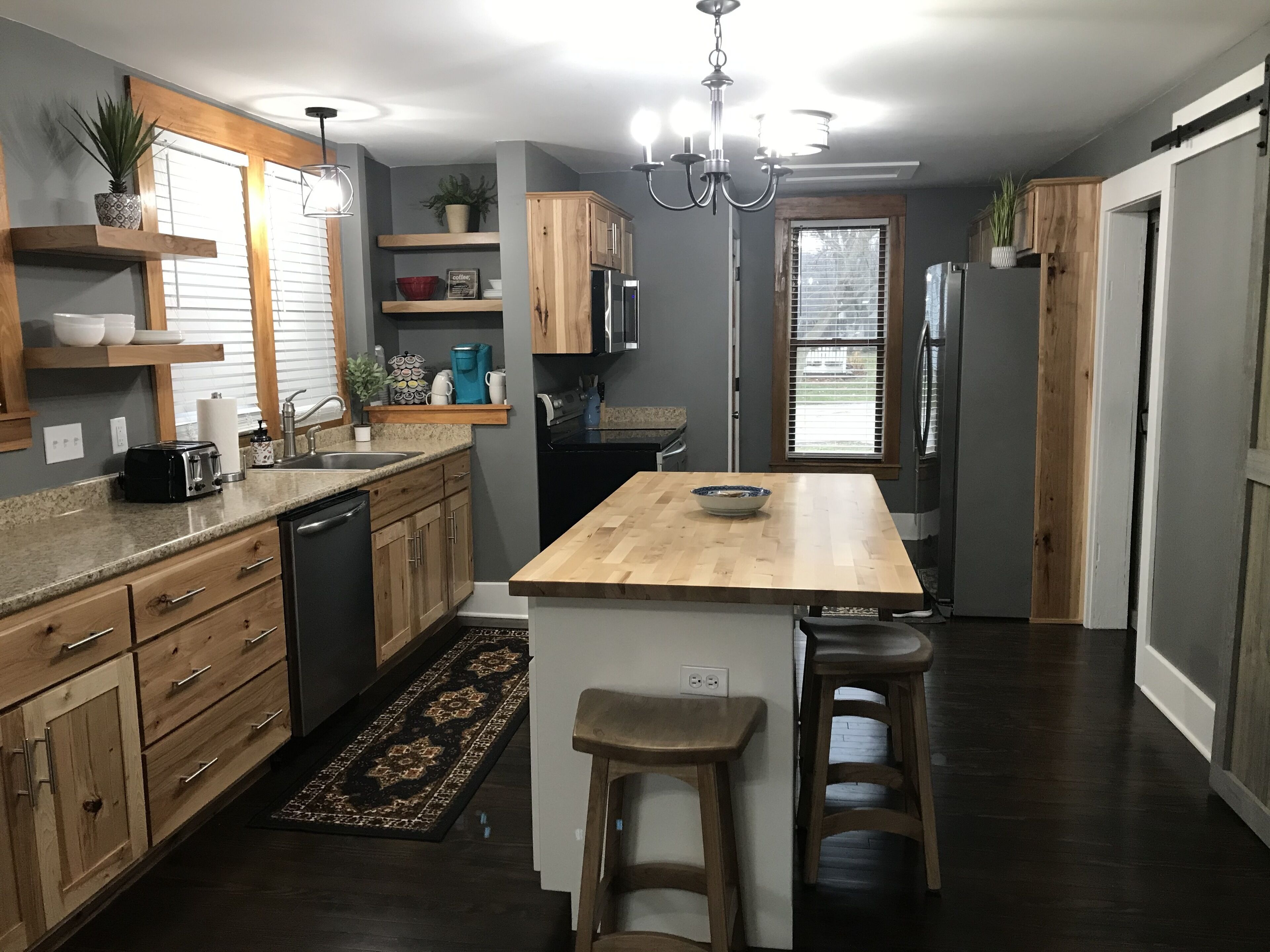 Pet Friendly cute, clean home in proximity to Fort Wayne and major highways