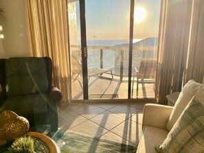 Smart TV, DVD player, books - FREE Beach SRVC! Gorgeous 2 BR condo! Awesome Amenities! (Miramar Beach)