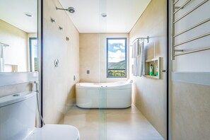 Suite – premium | Bad | Hårføner, håndklær, såpe og sjampo