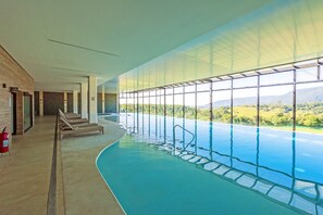 Piscina coberta, 3 piscines a l'aire lliure, para-sols i gandules 