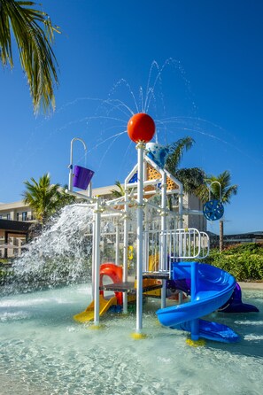 Piscina interna, 3 piscinas externas, guarda-sóis, espreguiçadeiras