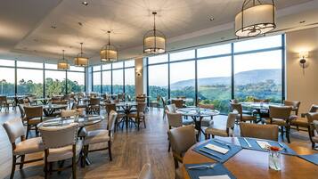 2 restaurants, lunch served