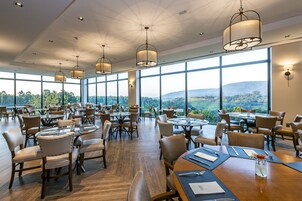 2 restaurants, lunch served