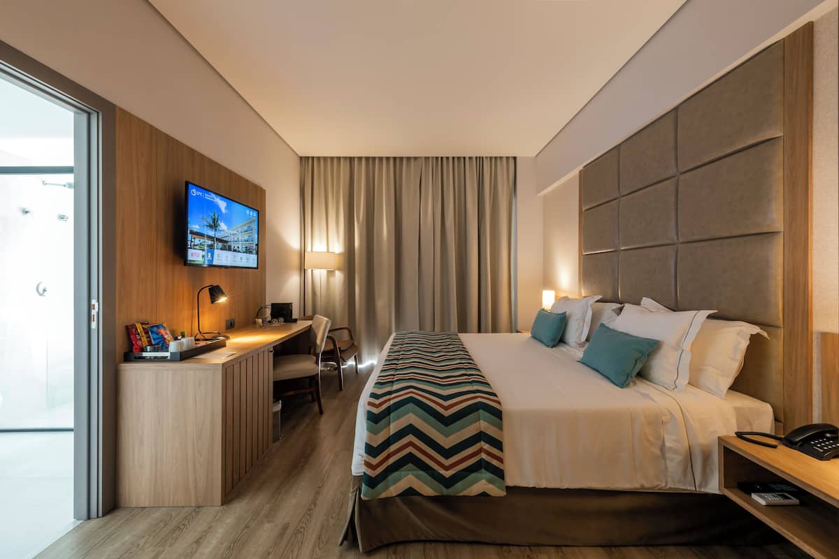Premium suite | 1 slaapkamer, een minibar, een kluis op de kamer, een bureau