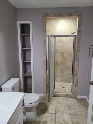Ensemble douche/baignoire, sèche-cheveux, serviettes fournies, savon