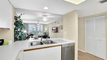 House, Multiple Beds (Essex 502 North) | Private kitchen