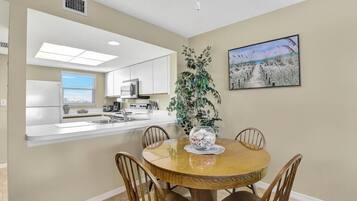 House, Multiple Beds (Essex 502 North) | Private kitchen