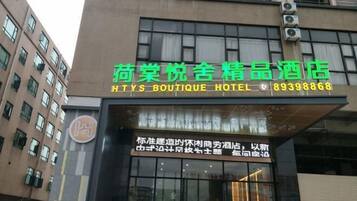 Señal de hotel con caracteres chinos y un número de teléfono.