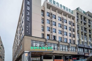 A multi-story hotel building with a prominent sign for a business hotel. - HTYS Boutique Hotel (Dongguan)