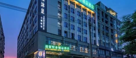 Un hotel de varios pisos con un letrero llamativo que indica que es un hotel.