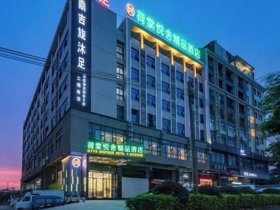 A multi-story hotel with a prominent sign indicating it is a hotel.