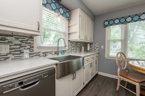 Fridge, microwave, oven, stovetop - Central Tosa home near downtown, state fair, froedtert (Wauwatosa)