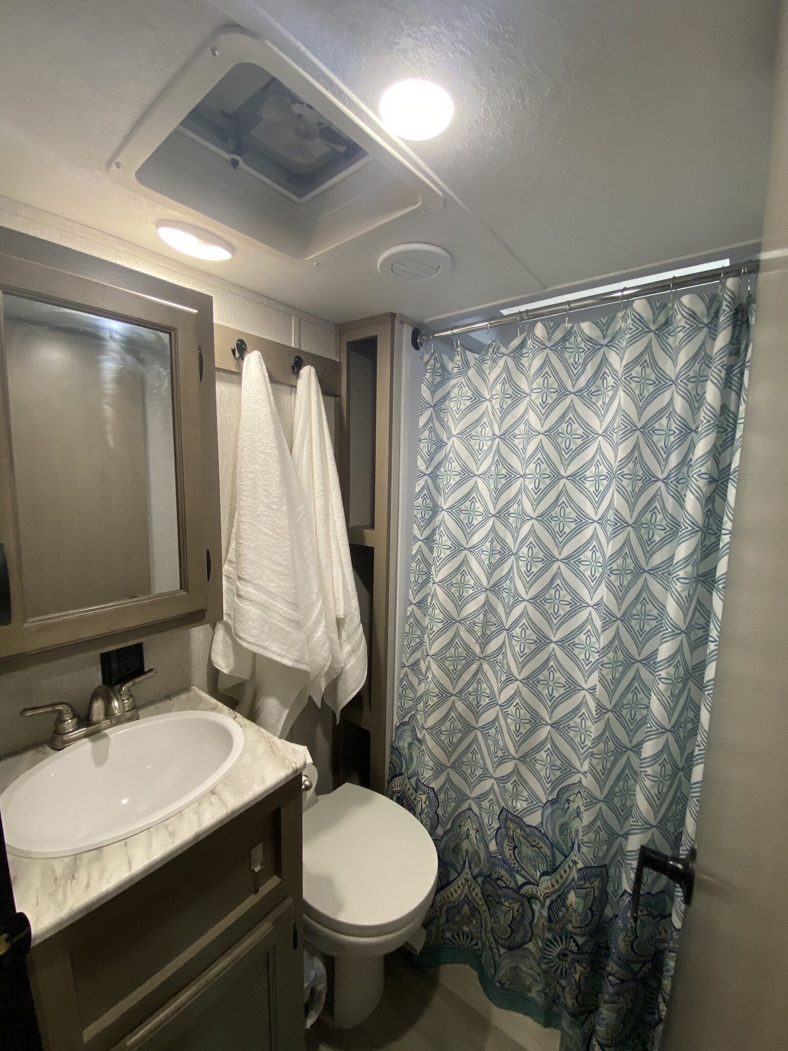 Ein Badezimmer mit Waschbecken, Toilette und Duschvorhang.