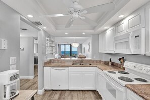 Apartment, Mehrere Betten (Beachfront condo with views of beach,) | Eigene Küche