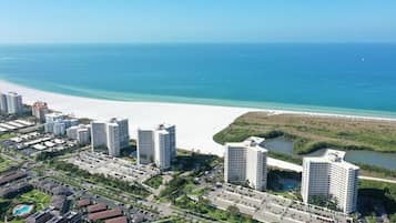 Condo, varias camas (Beachfront condo with views of beach,) | Playa | En la playa