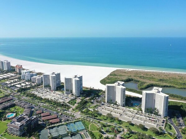 Apartment, Mehrere Betten (Beachfront condo with views of beach,) | Strand | Am Strand