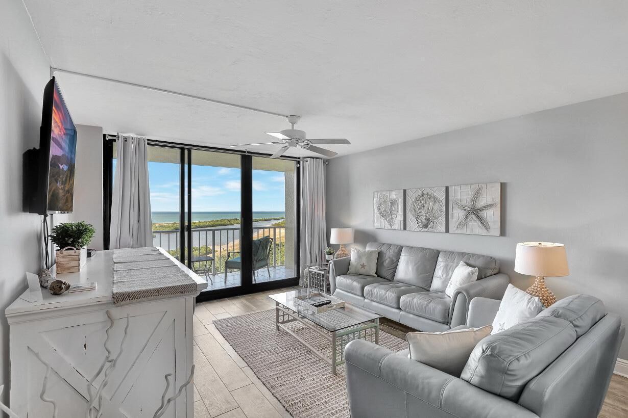 Condo, varias camas (Beachfront condo with views of beach,) | Sala de estar