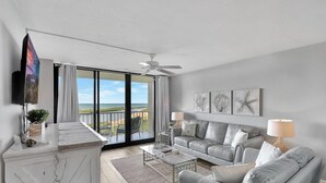 Apartment, Mehrere Betten (Beachfront condo with views of beach,) | Wohnzimmer