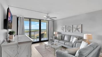 Condo, varias camas (Beachfront condo with views of beach,) | Sala de estar
