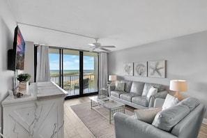 Apartment, Mehrere Betten (Beachfront condo with views of beach,) | Wohnzimmer