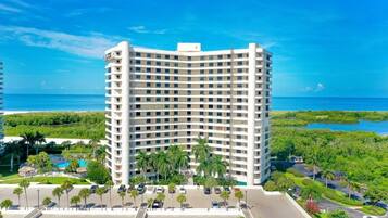 Condo, varias camas (Beachfront condo with views of beach,) | Exterior