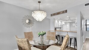 Apartment, Mehrere Betten (Beachfront condo with views of beach,) | Eigene Küche