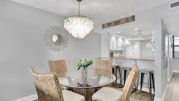 Condo, varias camas (Beachfront condo with views of beach,) | Cocina privada
