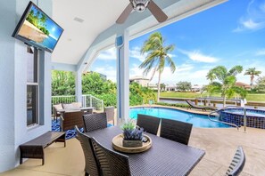 獨棟房屋, 多張床 (Spectacular waterfront home with pool) | 3 間臥室
