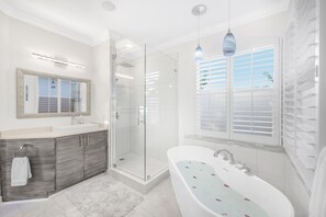 獨棟房屋, 多張床 (Spectacular waterfront home with pool) | 浴室