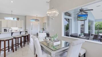 House, Berbilang Katil (Spectacular waterfront home with pool) | Dapur peribadi