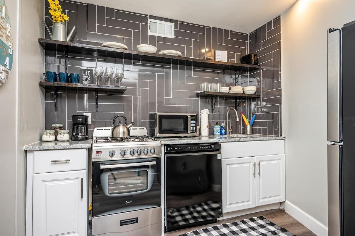 Kjøleskap, mikrobølgeovn, ovn og kokeplater