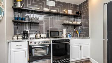 Geladeira, micro-ondas, fogão, cooktop