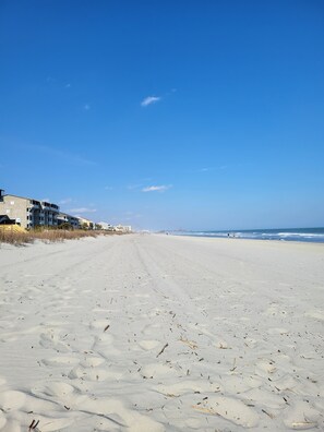 On the beach, sun loungers, beach towels - Oceanfront Getaway,  Directly on the Beach with Amazing Views (Surfside Beach)
