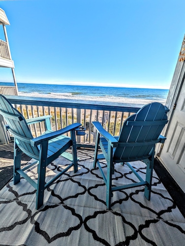 Relaxing Winter Getaway,  Directly on the Beach with Amazing Views