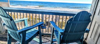 Relaxing Winter Getaway,  Directly on the Beach with Amazing Views