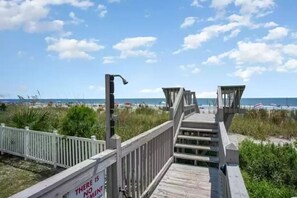 On the beach, sun loungers, beach towels - Relaxing Winter Getaway,  Directly on the Beach with Amazing Views (Surfside Beach)