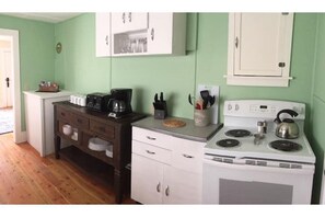 Kjøleskap, mikrobølgeovn, ovn og kokeplater