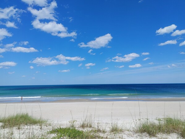 Plage à proximité, chaises longues, serviettes de plage
