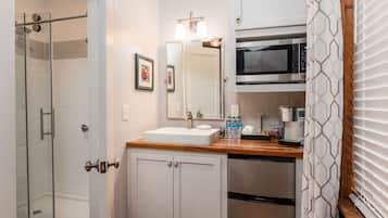 Private kitchen | Fridge, microwave, coffee/tea maker