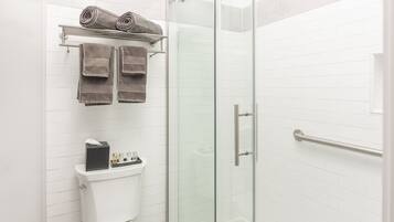 Een douche, een haardroger, handdoeken, zeep