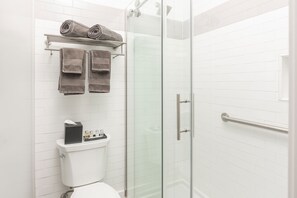 Douche, sèche-cheveux, serviettes fournies, savon