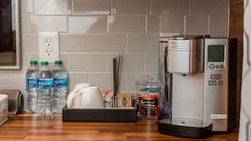 Refrigerador, microondas, cafetera y tetera y toallas de papel