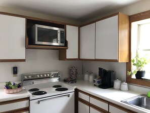 Refrigerador, microondas, horno y parrilla de estufa 