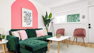 Televisión, oficina y impresora