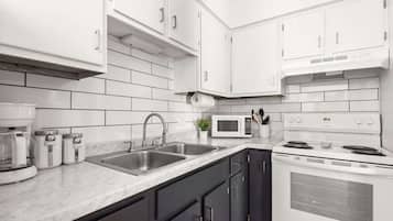 Kjøleskap, mikrobølgeovn, ovn og kokeplater